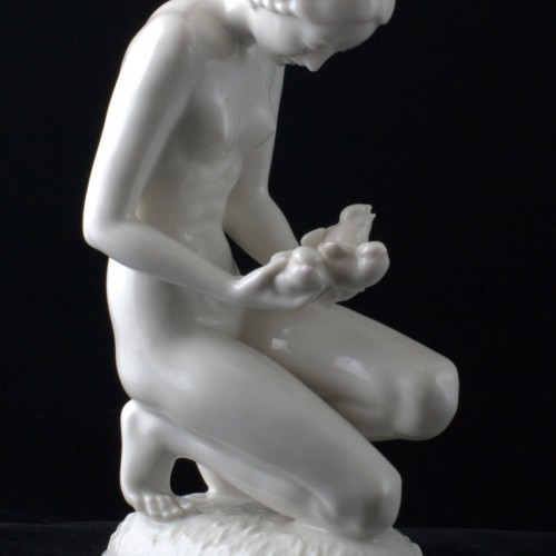 Обнаженная девушка с голубями, Hutschenreuther, Германия