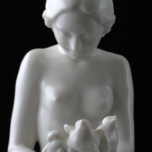 Обнаженная девушка с голубями, Hutschenreuther, Германия