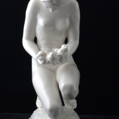 Обнаженная девушка с голубями, Hutschenreuther, Германия