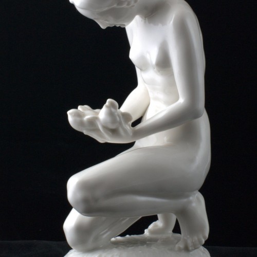 Обнаженная девушка с голубями, Hutschenreuther, Германия