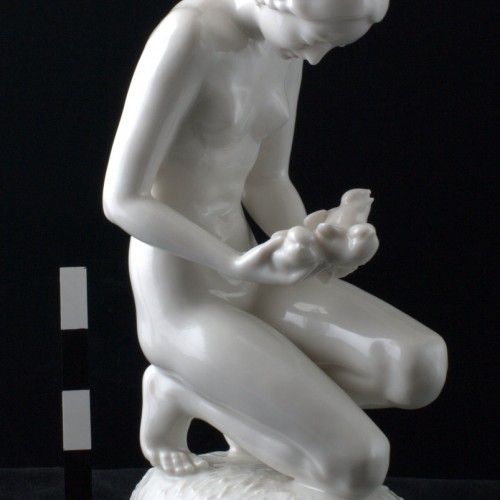 Обнаженная девушка с голубями, Hutschenreuther, Германия