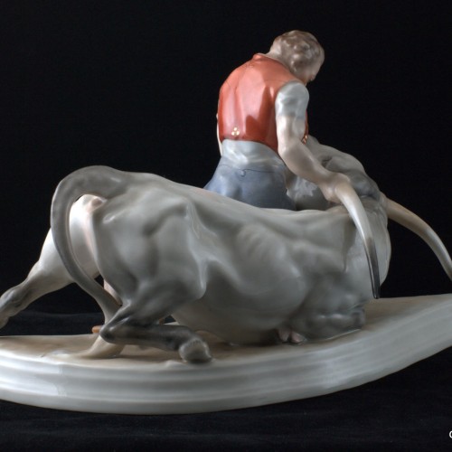 Укрощение быка, Herend, Венгрия