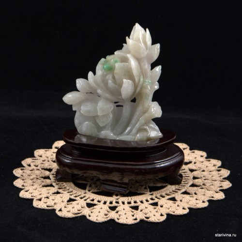 Резной камень "Пион", нефрит, Китай