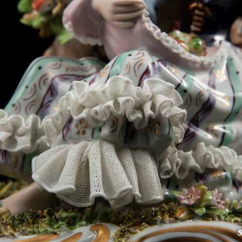 Влюбленная пара с лютней и бубном, Capodimonte, Италия