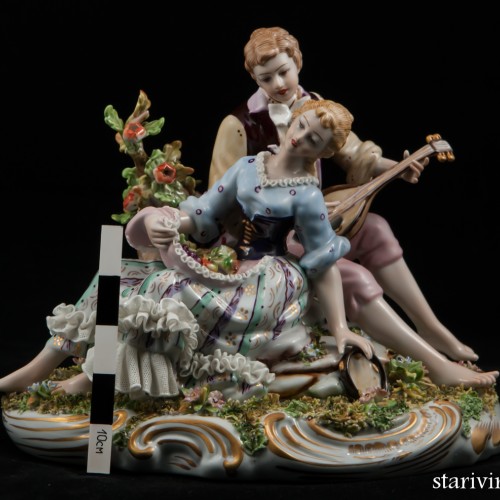 Влюбленная пара с лютней и бубном, Capodimonte, Италия