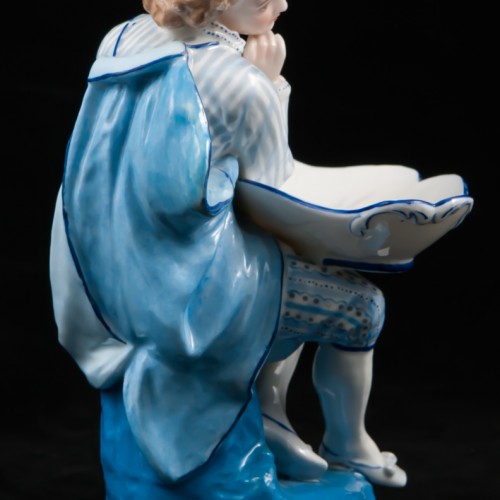 Юноша с вазой, Франция