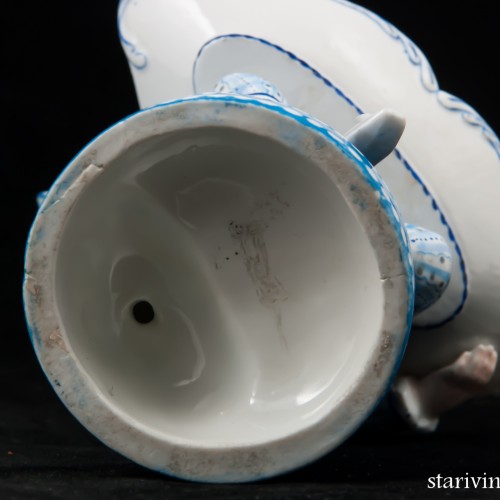 Юноша с вазой, Франция