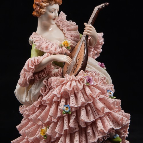 Дама с лютней в розовом платье, кружевная, Volkstedt, Германия