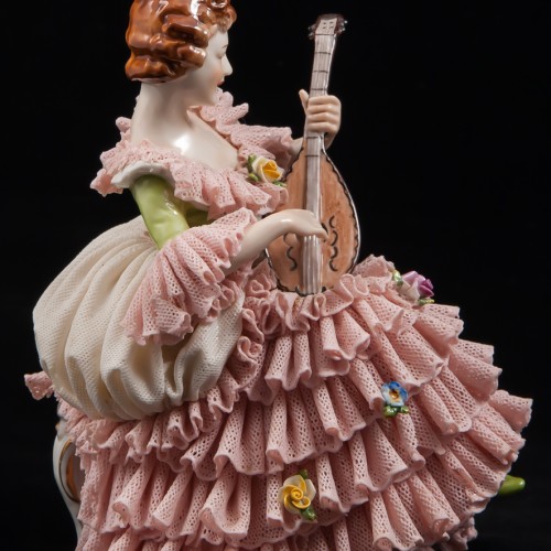 Дама с лютней в розовом платье, кружевная, Volkstedt, Германия