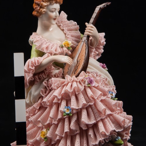 Дама с лютней в розовом платье, кружевная, Volkstedt, Германия