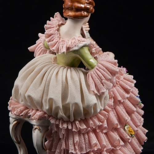 Дама с лютней в розовом платье, кружевная, Volkstedt, Германия