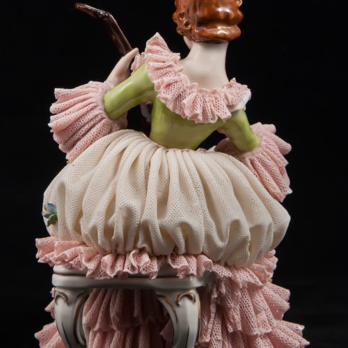 Дама с лютней в розовом платье, кружевная, Volkstedt, Германия