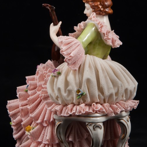 Дама с лютней в розовом платье, кружевная, Volkstedt, Германия
