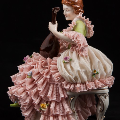 Дама с лютней в розовом платье, кружевная, Volkstedt, Германия