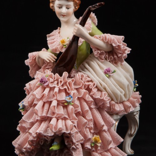 Дама с лютней в розовом платье, кружевная, Volkstedt, Германия