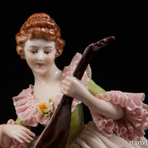 Дама с лютней в розовом платье, кружевная, Volkstedt, Германия