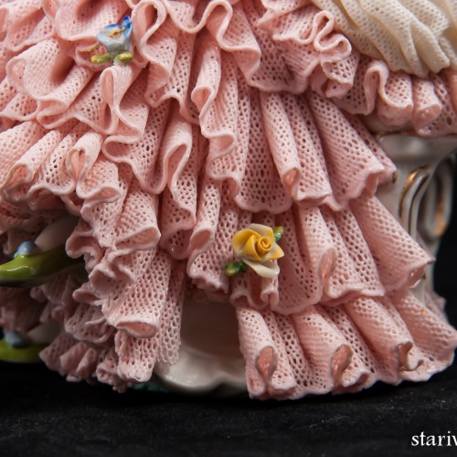 Дама с лютней в розовом платье, кружевная, Volkstedt, Германия