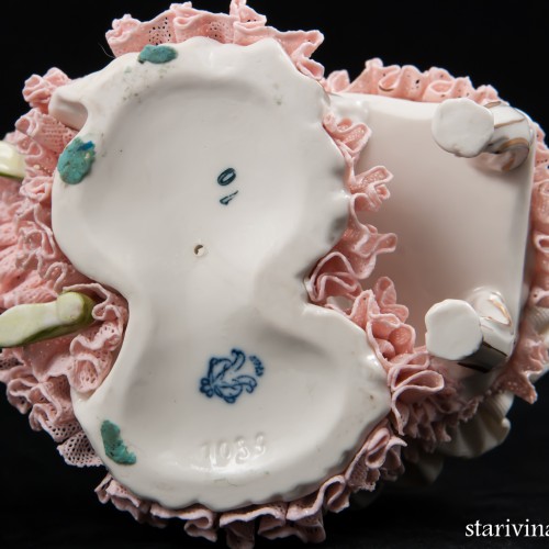 Дама с лютней в розовом платье, кружевная, Volkstedt, Германия