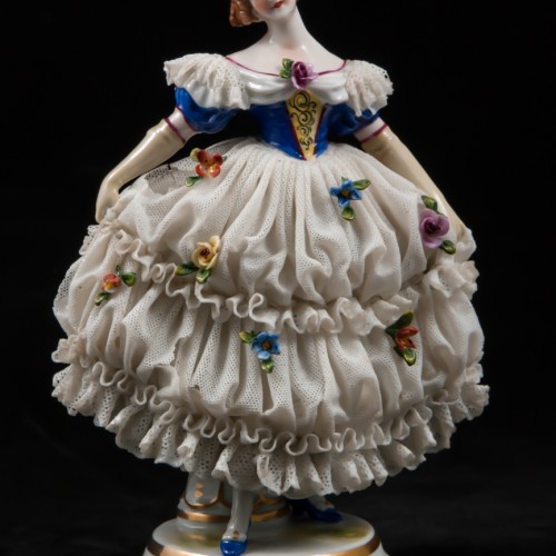 Дама в платье с синим лифом и длинных перчатках, кружевная, Muller & Co, Германия, 1907-1952 гг