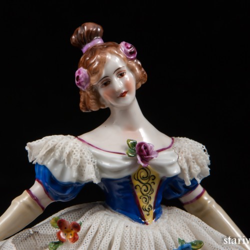 Дама в платье с синим лифом и длинных перчатках, кружевная, Muller & Co, Германия, 1907-1952 гг