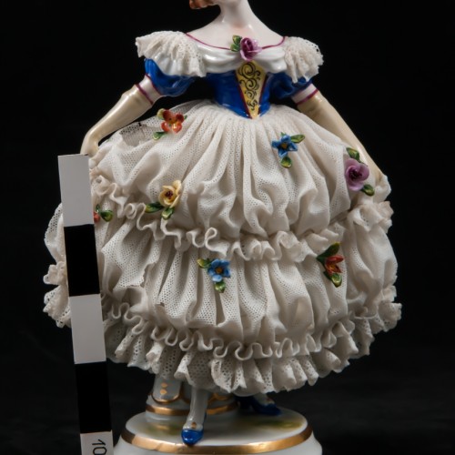 Дама в платье с синим лифом и длинных перчатках, кружевная, Muller & Co, Германия, 1907-1952 гг