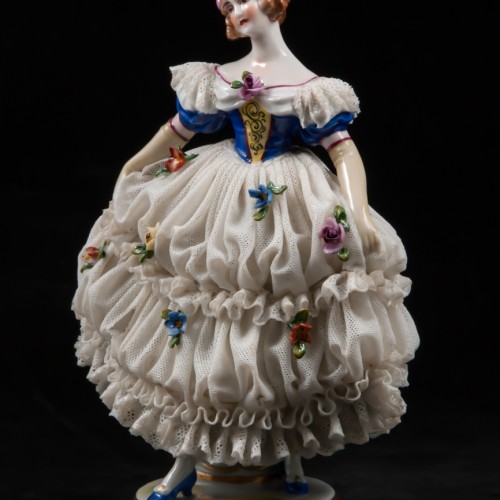 Дама в платье с синим лифом и длинных перчатках, кружевная, Muller & Co, Германия, 1907-1952 гг