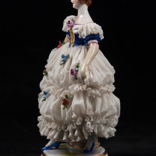 Дама в платье с синим лифом и длинных перчатках, кружевная, Muller & Co, Германия, 1907-1952 гг