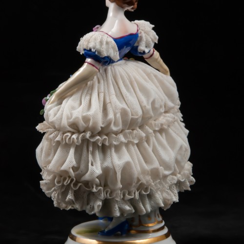 Дама в платье с синим лифом и длинных перчатках, кружевная, Muller & Co, Германия, 1907-1952 гг