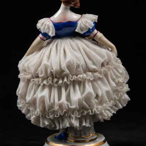 Дама в платье с синим лифом и длинных перчатках, кружевная, Muller & Co, Германия, 1907-1952 гг