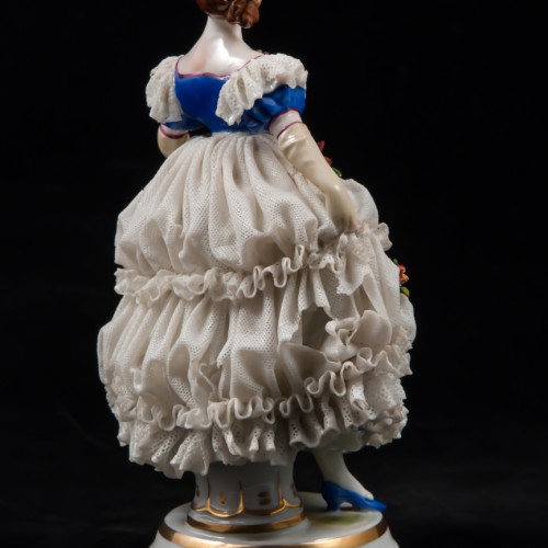 Дама в платье с синим лифом и длинных перчатках, кружевная, Muller & Co, Германия, 1907-1952 гг