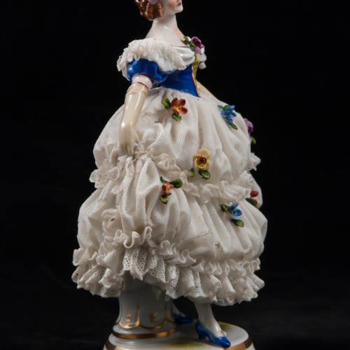 Дама в платье с синим лифом и длинных перчатках, кружевная, Muller & Co, Германия, 1907-1952 гг