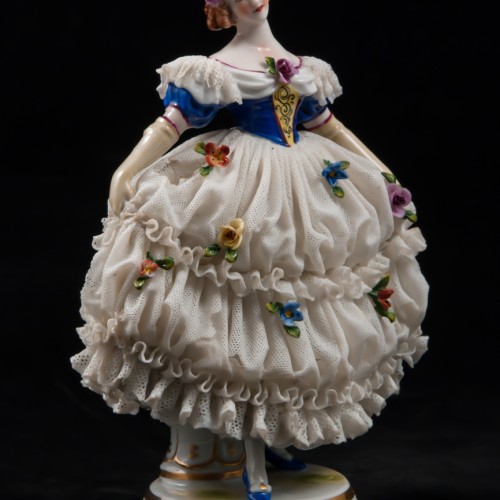 Дама в платье с синим лифом и длинных перчатках, кружевная, Muller & Co, Германия, 1907-1952 гг