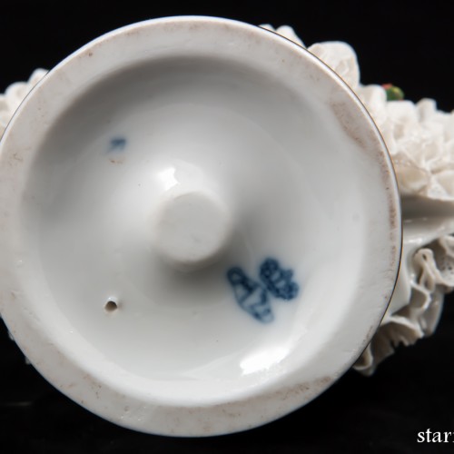 Дама в платье с синим лифом и длинных перчатках, кружевная, Muller & Co, Германия, 1907-1952 гг