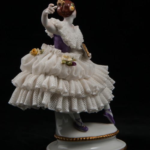 Балерина в сиреневом платье с веером,кружевная, Volkstedt, Германия