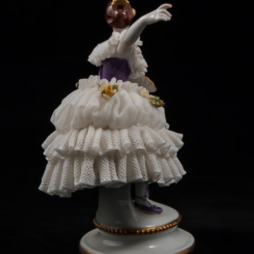 Балерина в сиреневом платье с веером,кружевная, Volkstedt, Германия