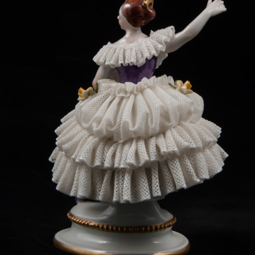 Балерина в сиреневом платье с веером,кружевная, Volkstedt, Германия