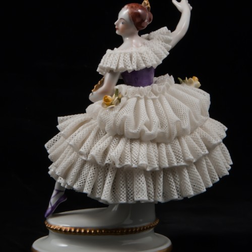 Балерина в сиреневом платье с веером,кружевная, Volkstedt, Германия