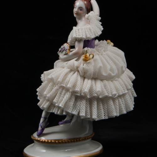 Балерина в сиреневом платье с веером,кружевная, Volkstedt, Германия