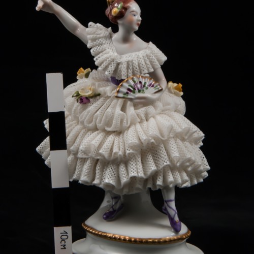 Балерина в сиреневом платье с веером,кружевная, Volkstedt, Германия