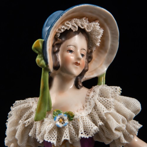 Девшука в синей шляпке с зелеными лентами, кружевная, Дрезден, Германия, до 1940 гг