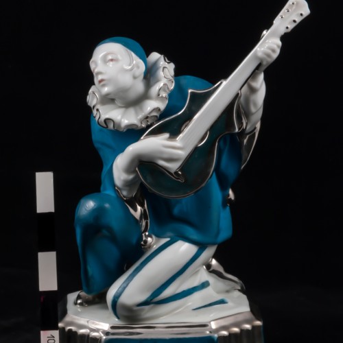 Пьеро с гитарой, Дрезден, Германия, 1920 гг