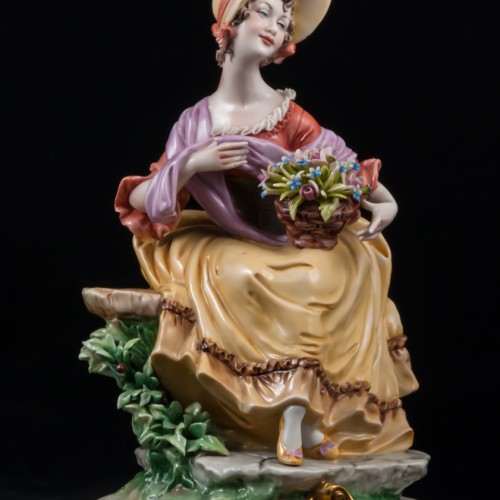 Сидящая дама с корзиной цветов, Bruno Merli, Италия