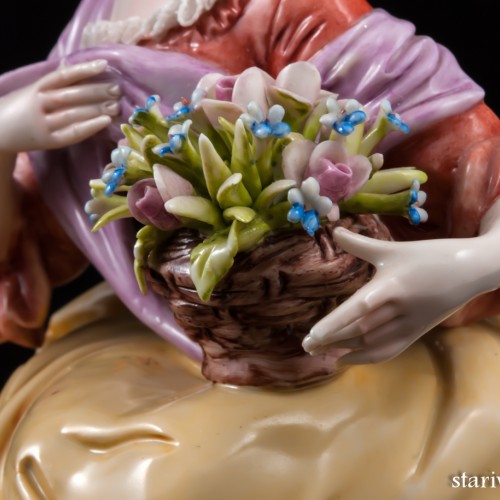 Сидящая дама с корзиной цветов, Bruno Merli, Италия