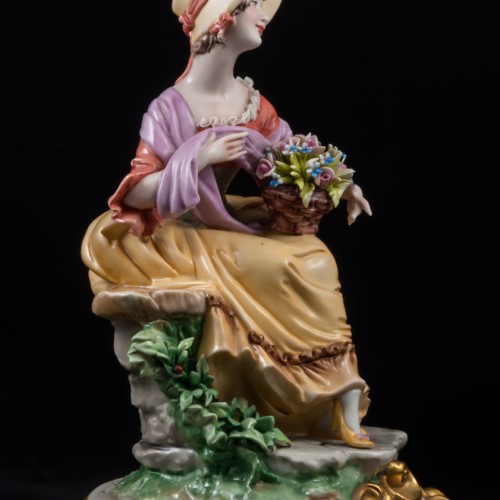 Сидящая дама с корзиной цветов, Bruno Merli, Италия