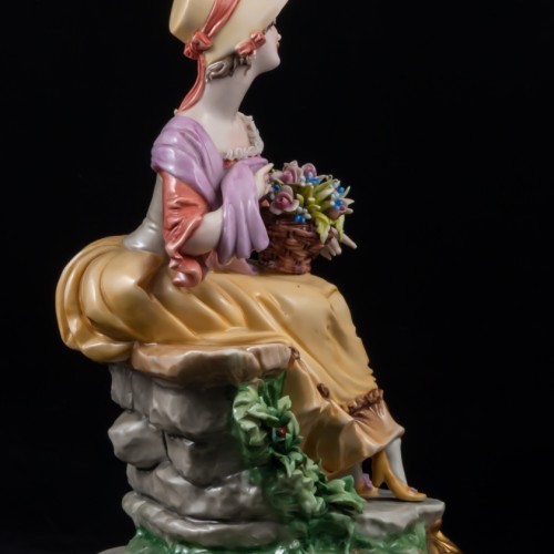 Сидящая дама с корзиной цветов, Bruno Merli, Италия