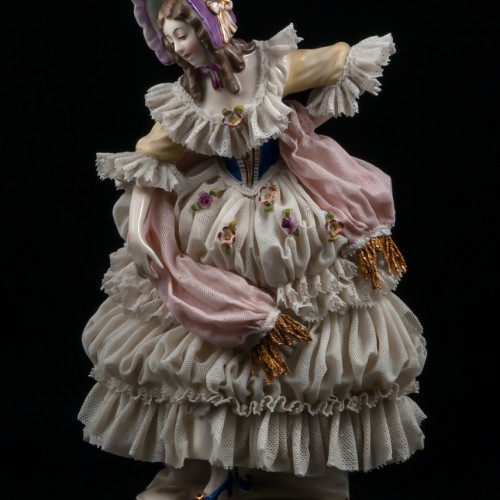 Дама в сиреневом капоре с розовым шарфом, кружевная, Ackermann & Fritze, Германия, 1908-51 гг