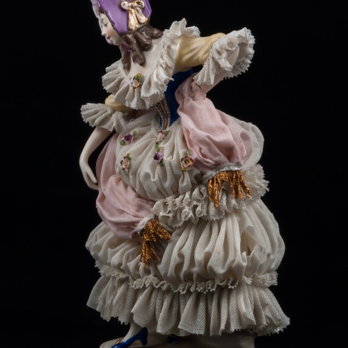 Дама в сиреневом капоре с розовым шарфом, кружевная, Ackermann & Fritze, Германия, 1908-51 гг