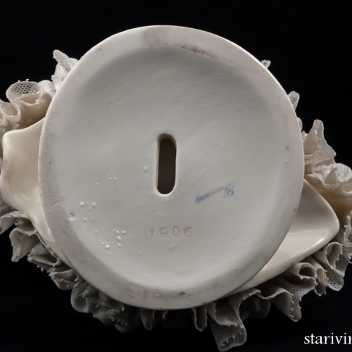 Дама в сиреневом капоре с розовым шарфом, кружевная, Ackermann & Fritze, Германия, 1908-51 гг