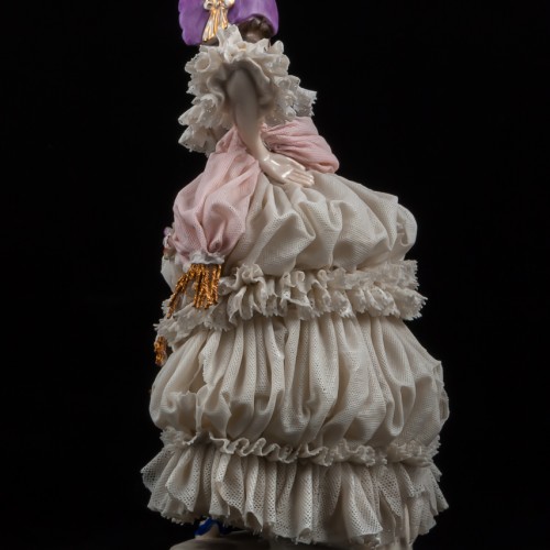 Дама в сиреневом капоре с розовым шарфом, кружевная, Ackermann & Fritze, Германия, 1908-51 гг