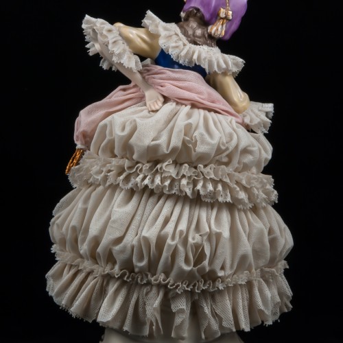 Дама в сиреневом капоре с розовым шарфом, кружевная, Ackermann & Fritze, Германия, 1908-51 гг